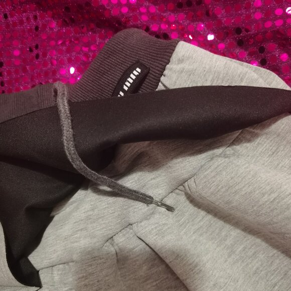 Grey ruffle skirt with black waistband - Picture 4 of 4